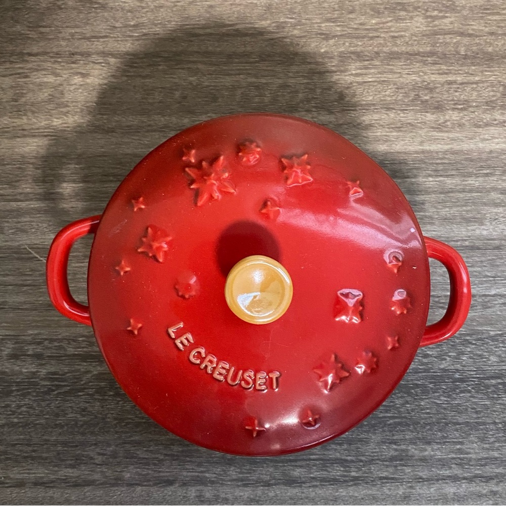 NWT Le Creuset Mini Marmite Star Relief, Red (Cerise)